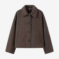 Braune Wolljacke mit Knöpfen