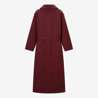Burgunderfarbener Trenchcoat mit Knöpfen