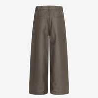 Braune Hose mit mehreren Knöpfen