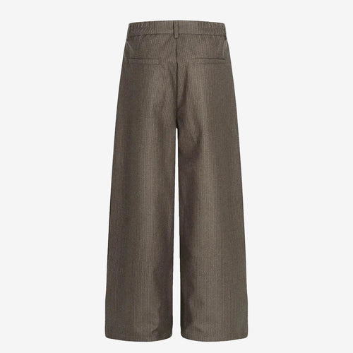 Braune Hose mit mehreren Knöpfen