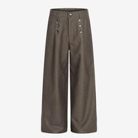 Braune Hose mit mehreren Knöpfen