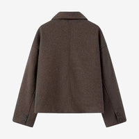Braune Wolljacke mit Knöpfen